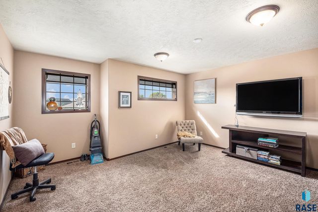 5016 S Winston Ln Lane, Sioux Falls, SD 57108