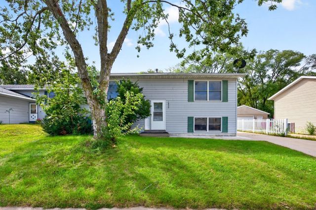 1932 S Village Drive SE, Rochester, MN 55904