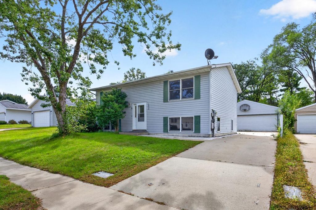 1932 S Village Drive SE, Rochester, MN 55904