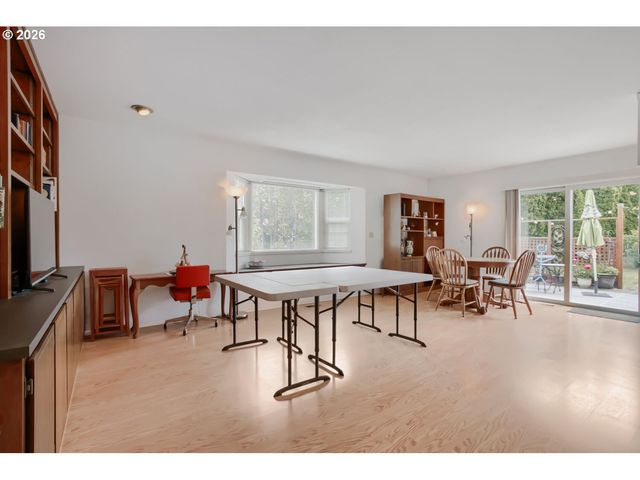 744 Se 170TH Dr, Portland, OR 97233