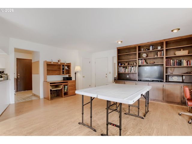 744 Se 170TH Dr, Portland, OR 97233