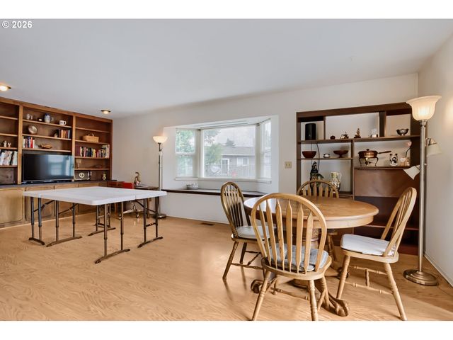 744 Se 170TH Dr, Portland, OR 97233