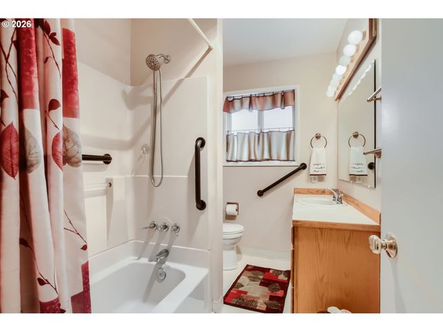 744 Se 170TH Dr, Portland, OR 97233