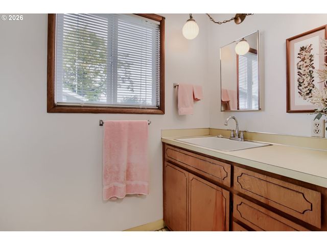 744 Se 170TH Dr, Portland, OR 97233