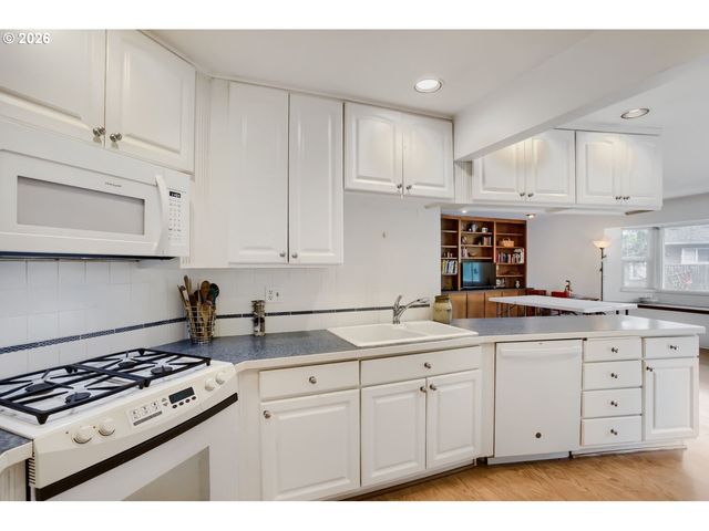 744 Se 170TH Dr, Portland, OR 97233