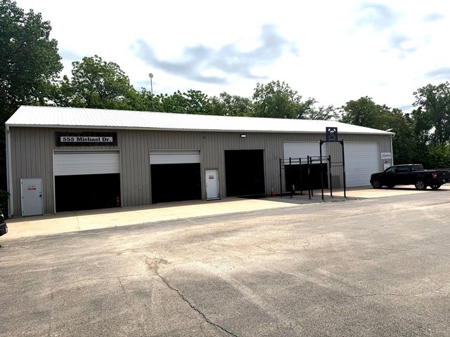 555 Michael Drive, Morris, IL 60450