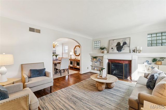 1009 Joanna Avenue, Glendale, MO 63122