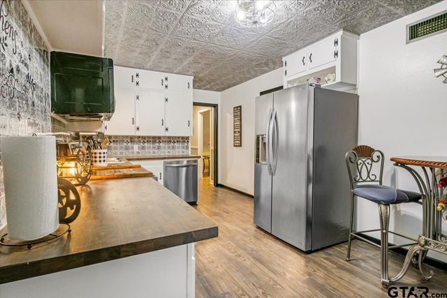 2216 Pleasant Dr, Tyler, TX 75701