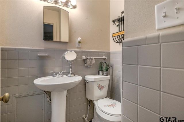 2216 Pleasant Dr, Tyler, TX 75701