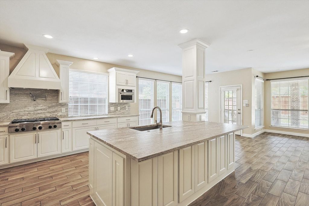 1231 Golf Club Drive, Lantana, TX 76226