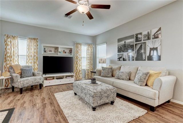 613 Circle WAY, Jarrell, TX 76537