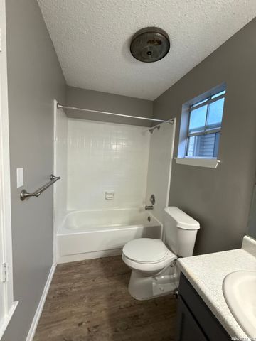 331 W Mistletoe Ave Apt 201, San Antonio, TX 78212
