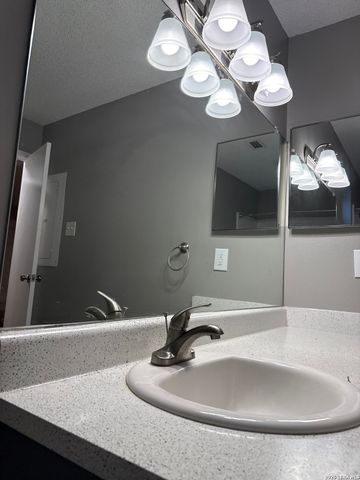 331 W Mistletoe Ave Apt 201, San Antonio, TX 78212