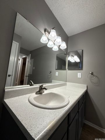 331 W Mistletoe Ave Apt 201, San Antonio, TX 78212