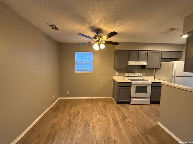 331 W Mistletoe Ave Apt 201, San Antonio, TX 78212