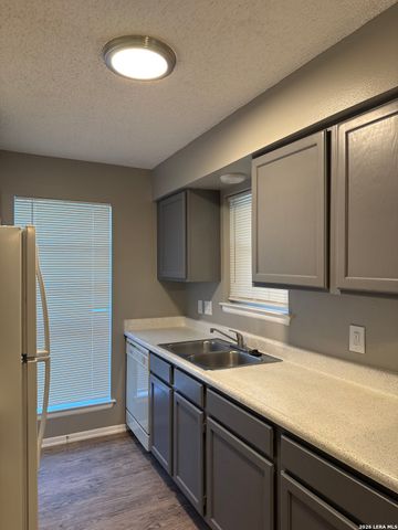 331 W Mistletoe Ave Apt 201, San Antonio, TX 78212