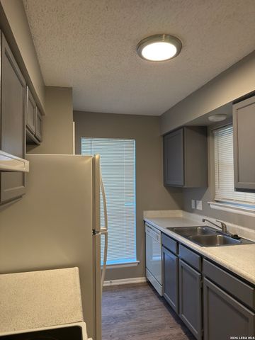 331 W Mistletoe Ave Apt 201, San Antonio, TX 78212