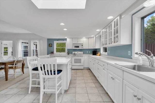 53 Pleasant St, Harwich, MA 02646