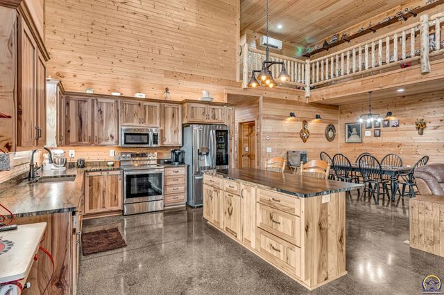 14426 110th St, Oskaloosa, KS 66066