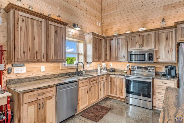 14426 110th St, Oskaloosa, KS 66066