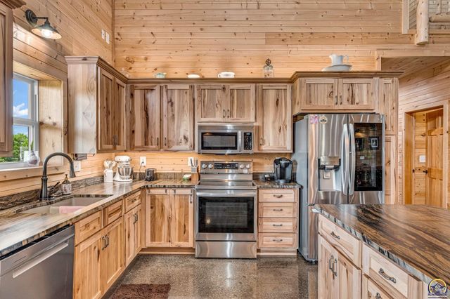 14426 110th St, Oskaloosa, KS 66066