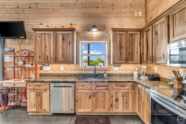 14426 110th St, Oskaloosa, KS 66066