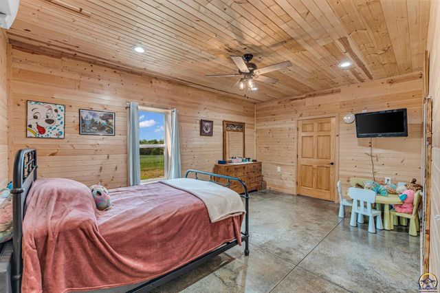 14426 110th St, Oskaloosa, KS 66066