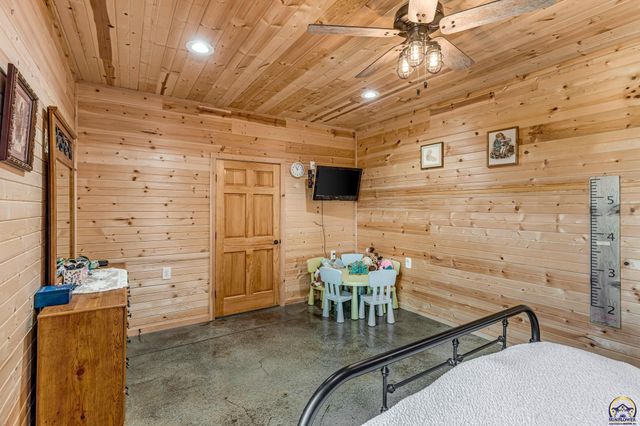 14426 110th St, Oskaloosa, KS 66066