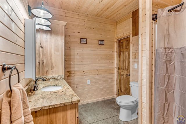 14426 110th St, Oskaloosa, KS 66066