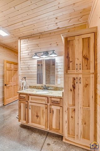 14426 110th St, Oskaloosa, KS 66066