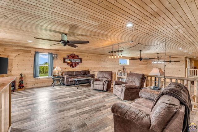 14426 110th St, Oskaloosa, KS 66066