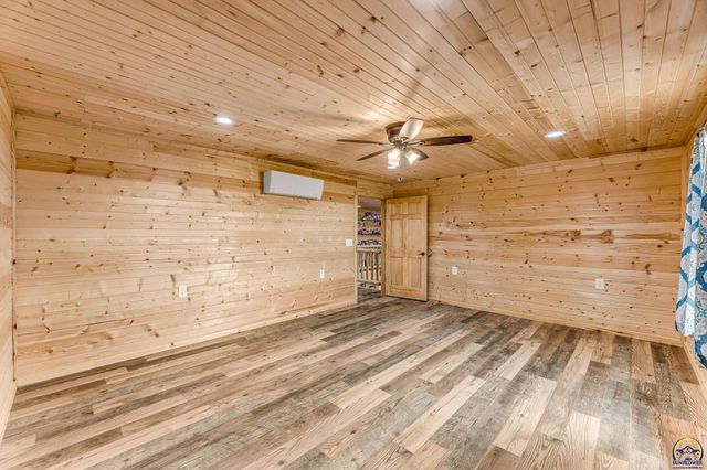 14426 110th St, Oskaloosa, KS 66066