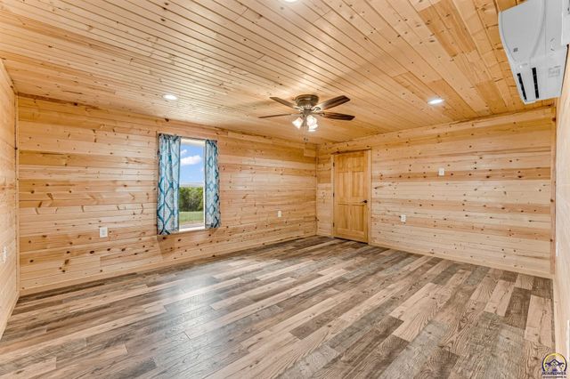 14426 110th St, Oskaloosa, KS 66066