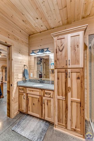 14426 110th St, Oskaloosa, KS 66066