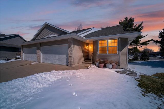 1652 Greens Way Court NE, Cedar Rapids, IA 52402