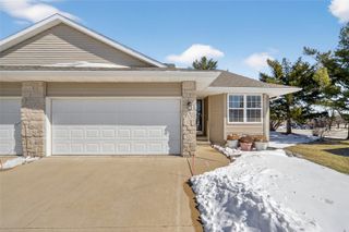 1652 Greens Way Court NE, Cedar Rapids, IA 52402