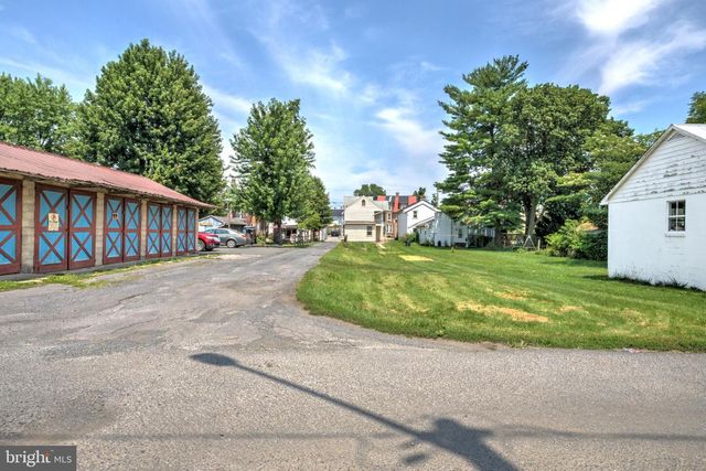 476 E E QUEEN STREET, Chambersburg, PA 17201