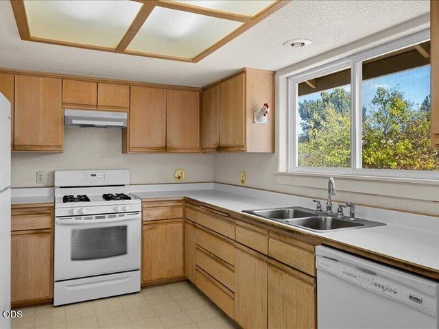 895 Coutant Lane B, Grants Pass, OR 97527