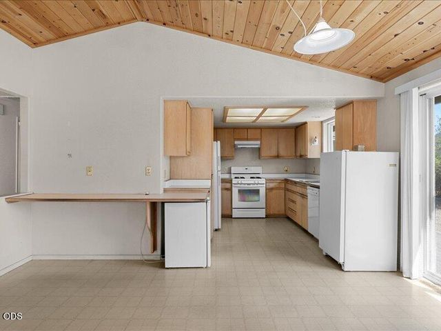 895 Coutant Lane B, Grants Pass, OR 97527