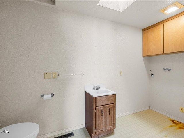 895 Coutant Lane B, Grants Pass, OR 97527