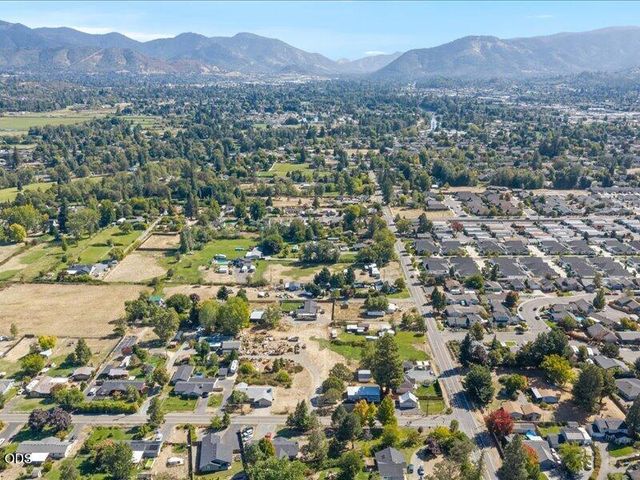 895 Coutant Lane B, Grants Pass, OR 97527