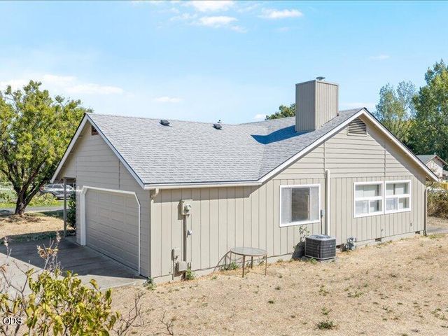 895 Coutant Lane B, Grants Pass, OR 97527