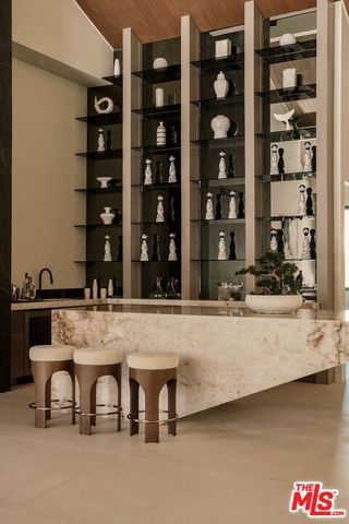 19378 Lemmer Drive, Tarzana (los Angeles), CA 91356