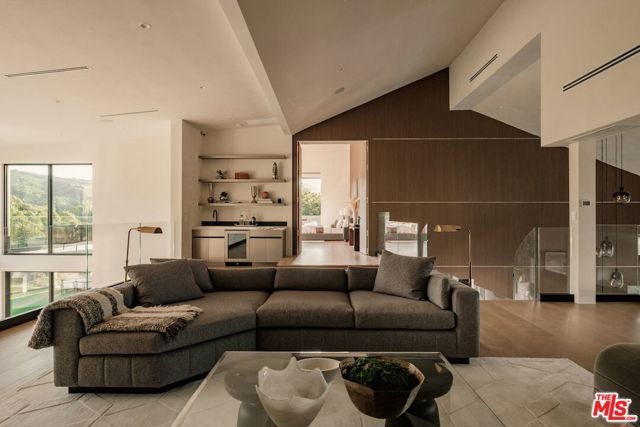 19378 Lemmer Drive, Tarzana (los Angeles), CA 91356