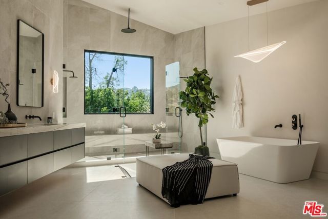 19378 Lemmer Drive, Tarzana (los Angeles), CA 91356