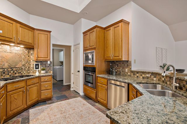 2040 SAINT ANDREWS DR, Round Rock, TX 78664