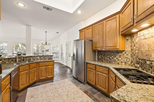 2040 SAINT ANDREWS DR, Round Rock, TX 78664