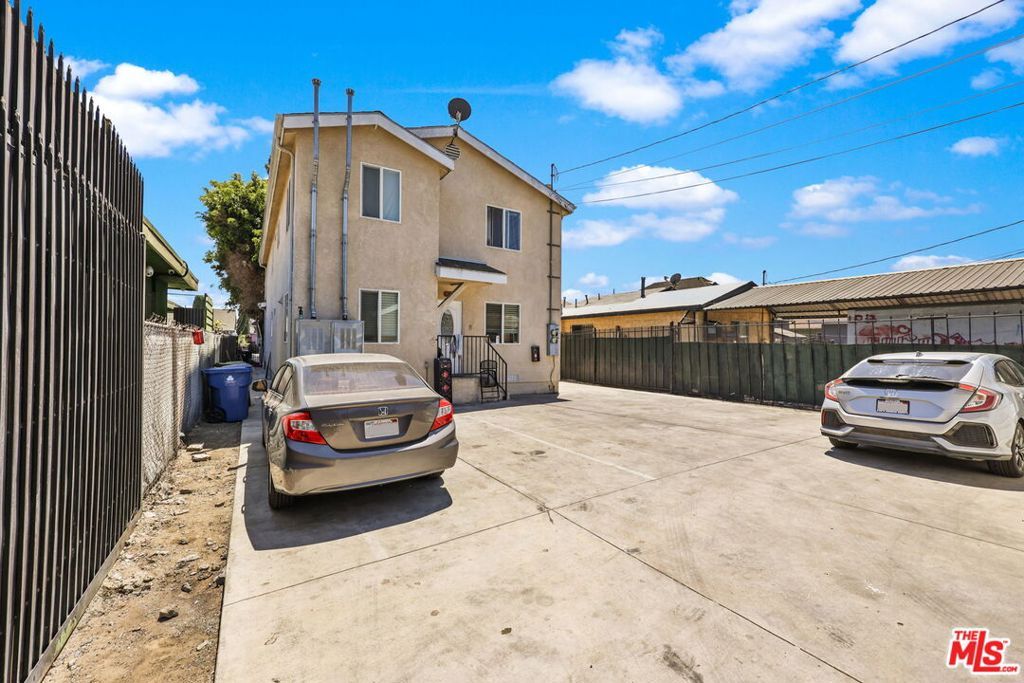 Image 10 of property listing at 1219 E 57th Street, Los Angeles, CA 90011