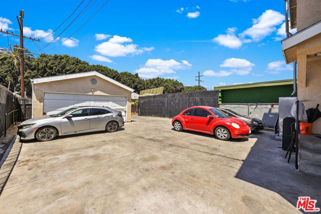 Image 11 of property listing at 1219 E 57th Street, Los Angeles, CA 90011