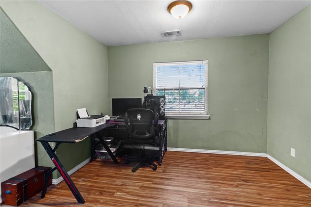 105 E Linden Street, Ennis, TX 75119
